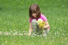 花を摘む少女