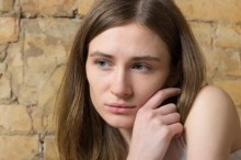 悲しむ女性