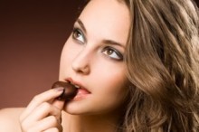 チョコレートを食べる女