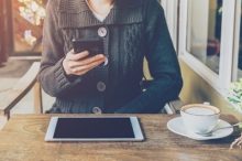 スマホを持っている女性