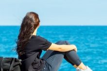 海を見る少女