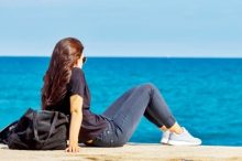 海を見る女。