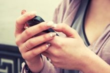 スマホを持つ手