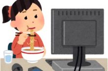 ラーメンを食べる女