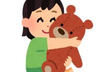 ぬいぐるみを抱く女の子