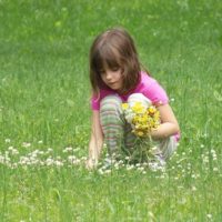 花を摘む少女