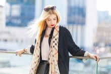 おしゃれなブロンドの女性