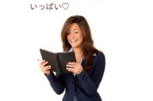 スケジュールをチェックする女。