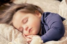 眠る子ども