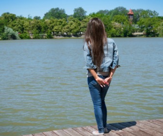 湖を見る少女。