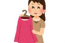 赤いドレスを持つ店員さん。