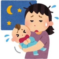 夜泣きする赤ちゃんとあやすママ。