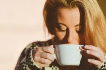 コーヒーを飲む人