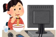 パソコンしながらラーメンを食べる人。
