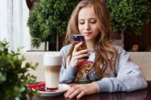 スマホを使う女性
