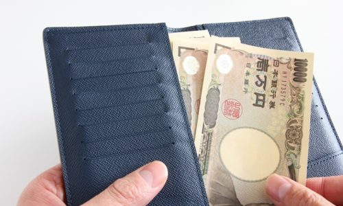 財布から1万円を出す人