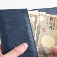 財布と1万円札