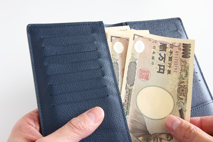 財布と1万円札