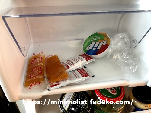 冷蔵庫にある調味料の小袋