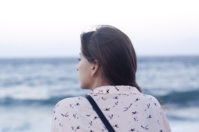 海を見る若い女性