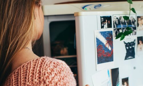 冷蔵庫の扉を開ける若い女性