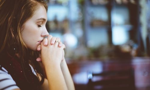 祈る若い女性