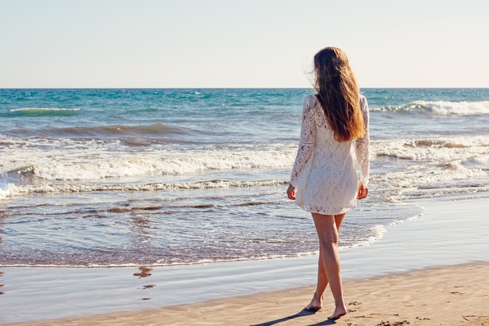海岸にいる若い女性