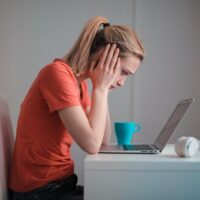 パソコンの画面を見る若い女性