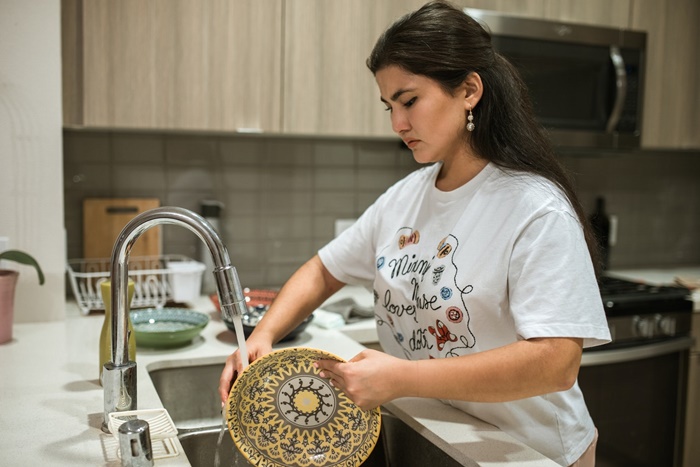 お皿を洗っている女性