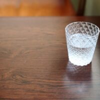 テーブルの上のグラス