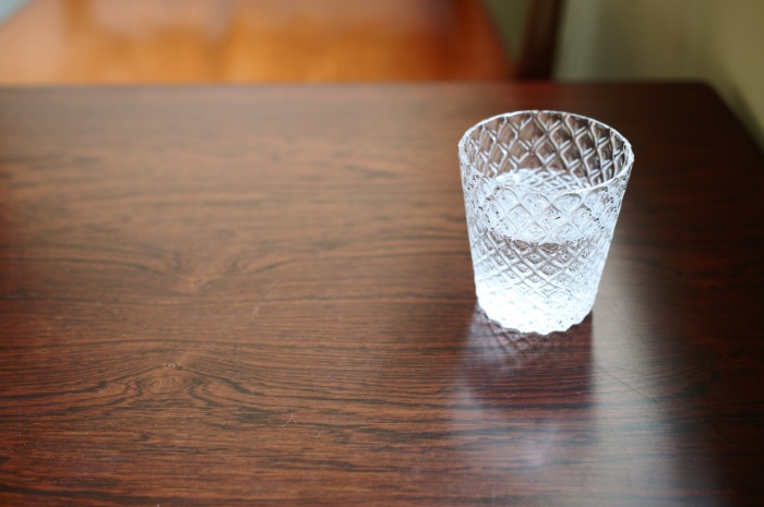 テーブルの上のグラス