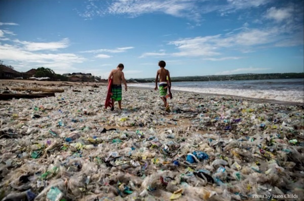 ゴミにおおわれるバリの海岸
