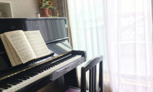 居間にあるピアノ
