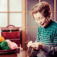 編み物をする女性