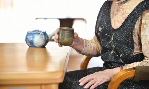 お茶を飲むシニアの女性