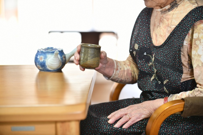 お茶を飲むシニアの女性