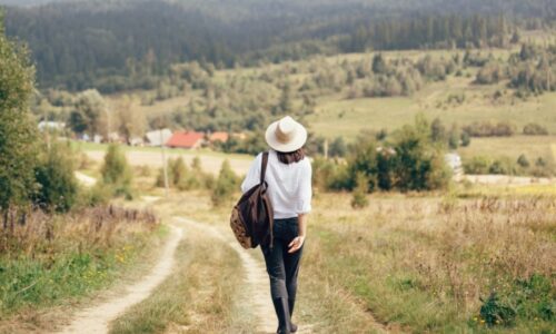 田舎を歩く女性