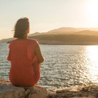 湖を見て振り返っている女性