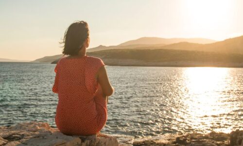 湖を見て振り返っている女性