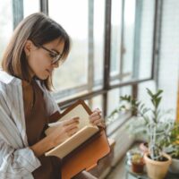 ノートを書いている女性