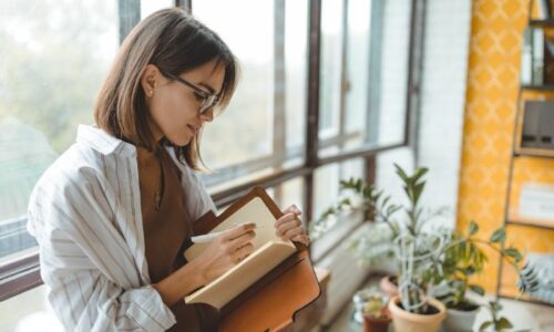 ノートを書いている女性