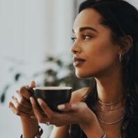 穏やかな気持でお茶を飲む女性