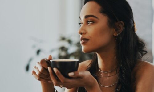 穏やかな気持でお茶を飲む女性