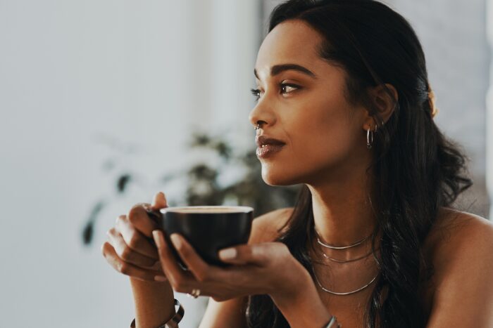 穏やかな気持でお茶を飲む女性