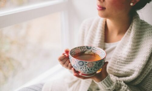 お茶を飲んでいる女性