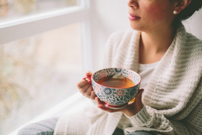 お茶を飲んでいる女性