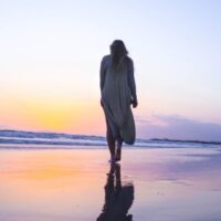 海岸を歩いている女性