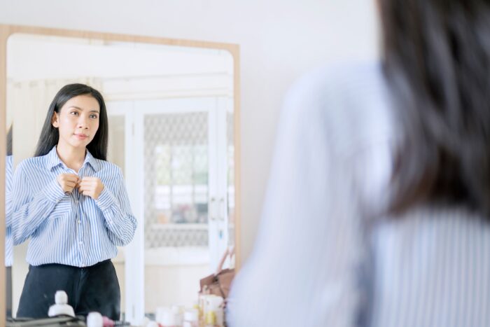 シャツを着ている女性