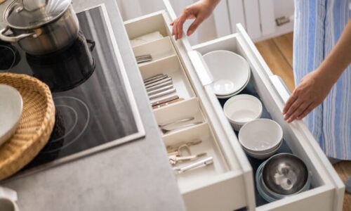 食器の整理をしている人