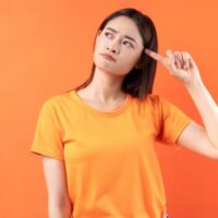 Tシャツを着て、考えている女性